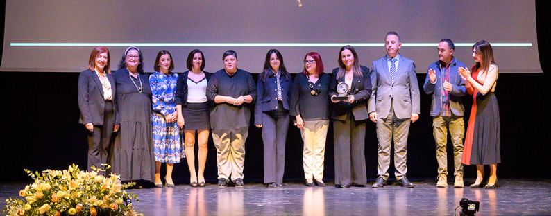 Premio En Familia al Equipo Profesional: Unidad de Enfermería y Auxiliares de Enfermería del Hospital Universitario Poniente