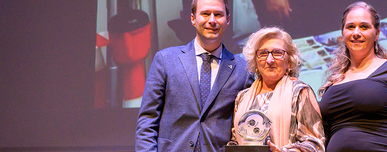 Distinción Extraordinaria de los Premios En Familia: María del Carmen González Fernández, responsable de Acogimiento Familiar de Cruz Roja Almería