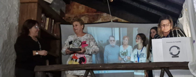 Premio En Familia 2022 a la EXCELENCIA EN FAMILIA ACOGEDORA a ASUNCIÓN GARCÍA MULLER y a ANTONIO RODRÍGUEZ PÉREZ
