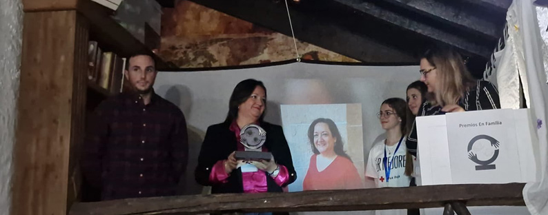 Premio En Familia 2022 como RECONOCIMIENTO ESPECIAL AL APOYO A LA ASOCIACIÓN EN FAMILIA POR DERECHO a Estrella Cara Suárez