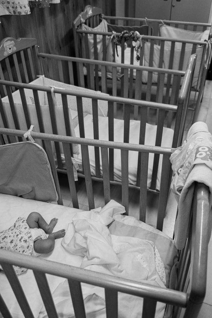 Cunas vacías en el dormitorio de neonatos del centro de protección de menores.