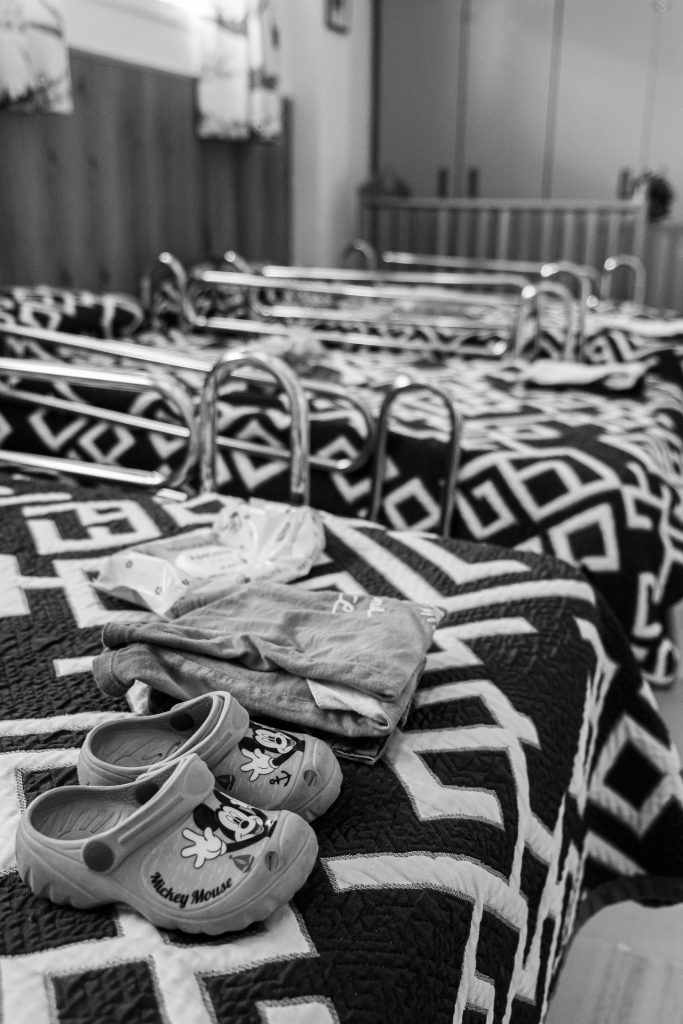 Dormitorio preparado para los menores residentes en el centro de protección.